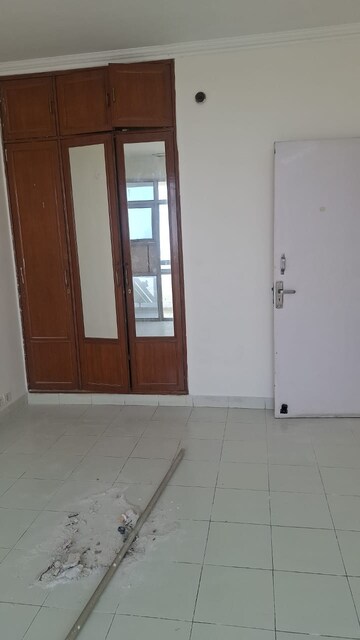 Room in 3 BHK Apartment at Ansal Sushant Estate, Sector 52 – for Rent