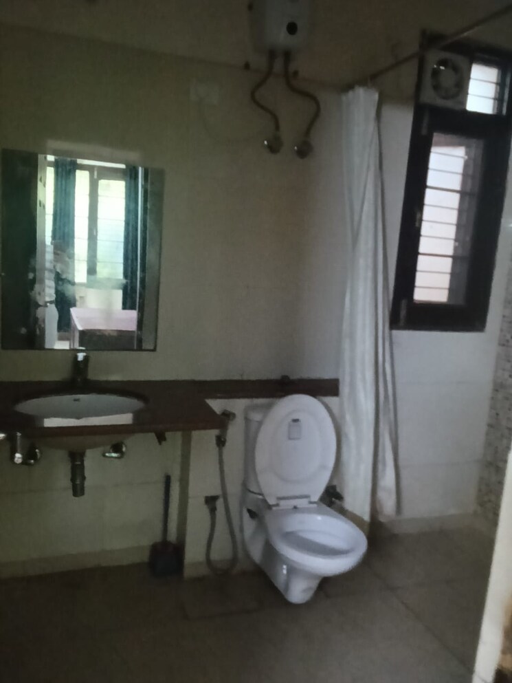Bathroom, unitech-south-city-ii 2 Bedroom 180 Sq.Yd. Builder Floor In Sector 50 Gurgaon 9742008