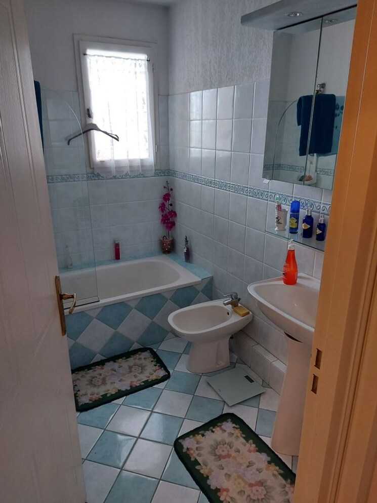 Bathroom, vineet khand Pg For Girls In Vineet Khand 9742173