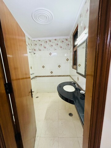 Bathroom in 2 BHK Builder Floor at The Grand, Sector 52 – for Rent
