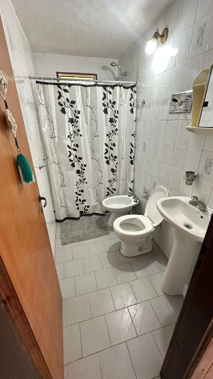 Bathroom, vineet khand Pg For Girls In Vineet Khand 9742198