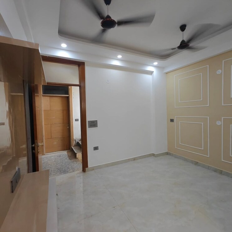 Room, sector 73 1 Bedroom 600 Sq.Ft. Builder Floor In Sector 73 Noida 9742291