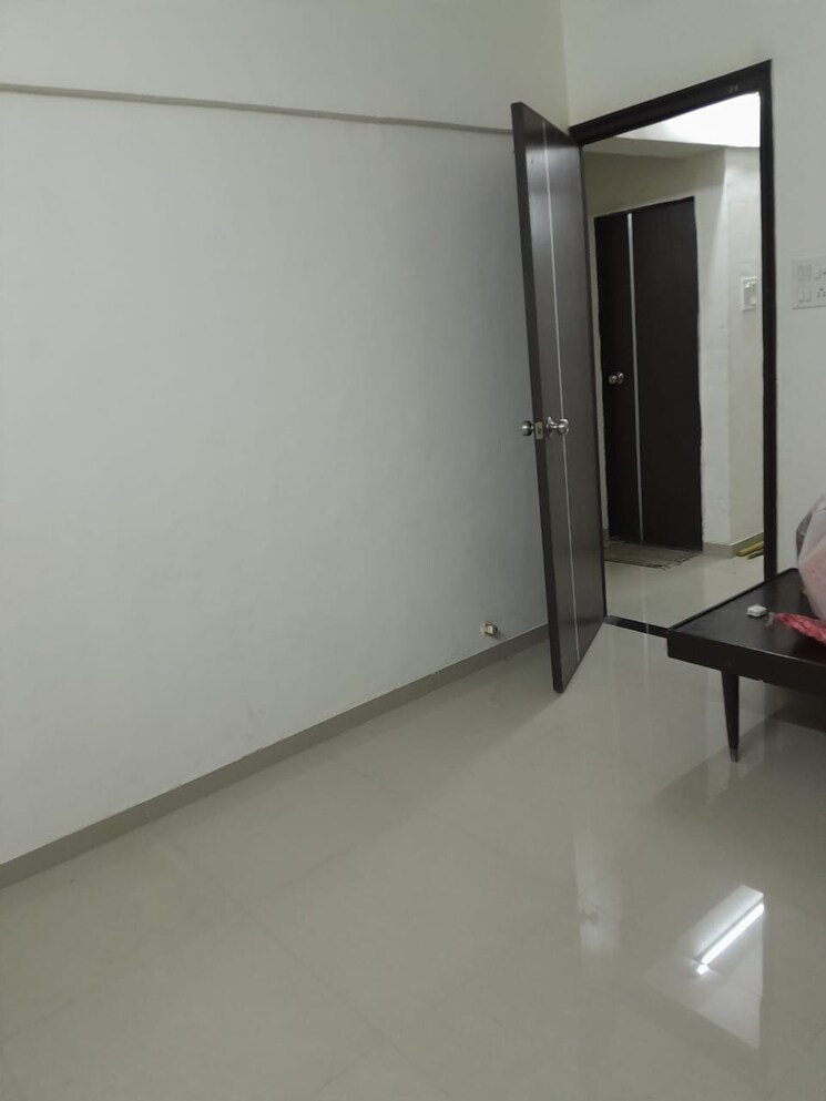 Room, tulsi-building 2 Bedroom 590 Sq.Ft. Apartment In Borivali East Mumbai 9742391