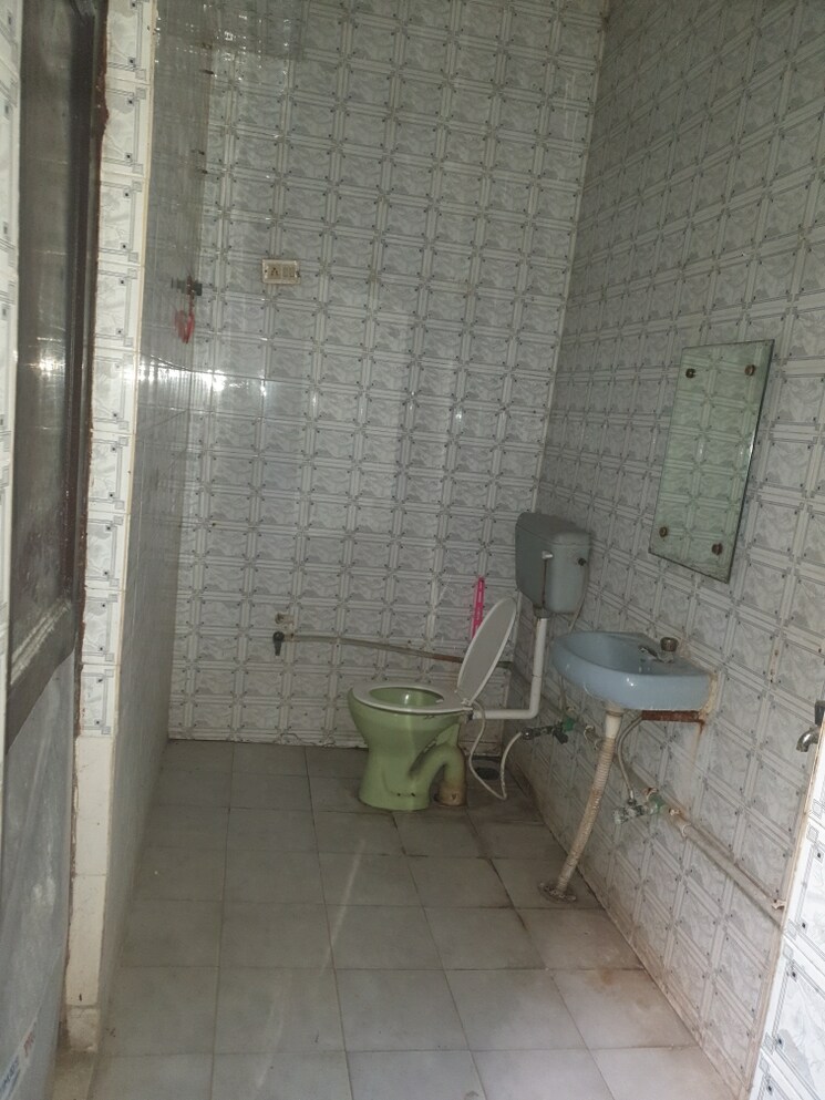 Bathroom, sector 16 a 1 RK 450 Sq.Ft. Independent House In Sector 16 A Faridabad 9742611