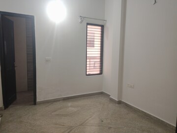 Room in 5 BHK Apartment at Sector 21d – for Rent