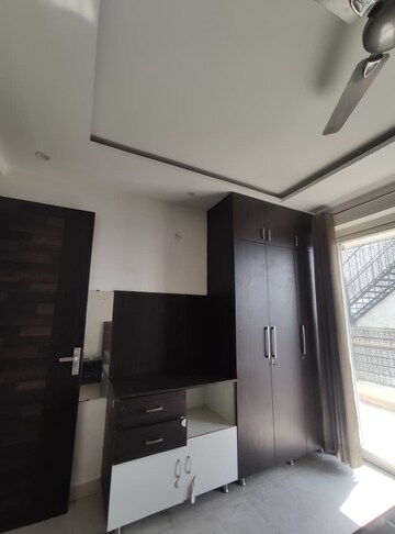 Kitchen in 3 BHK Builder Floor at Raheja Mall, Sector 47 – for Rent