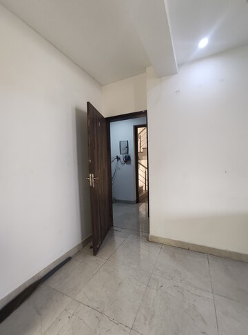 Room in 3 BHK Builder Floor at Raheja Mall, Sector 47 – for Rent