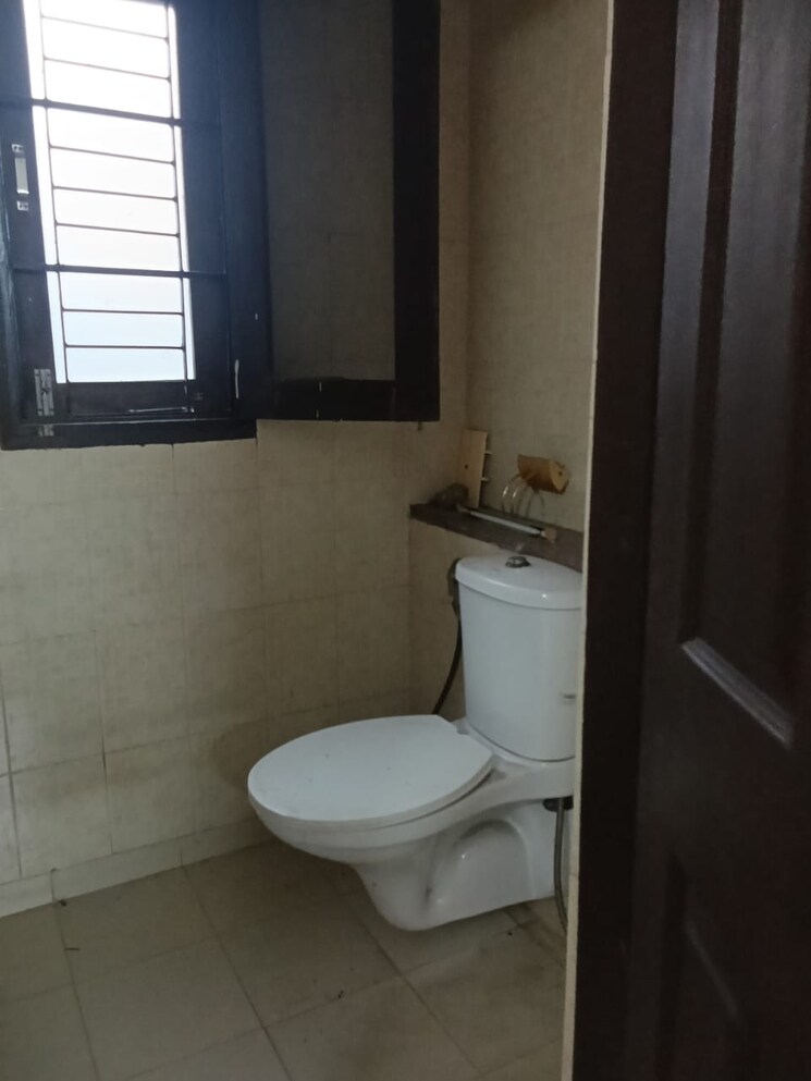 Bathroom, unitech-south-city-ii 2 Bedroom 180 Sq.Yd. Builder Floor In Sector 50 Gurgaon 9742716