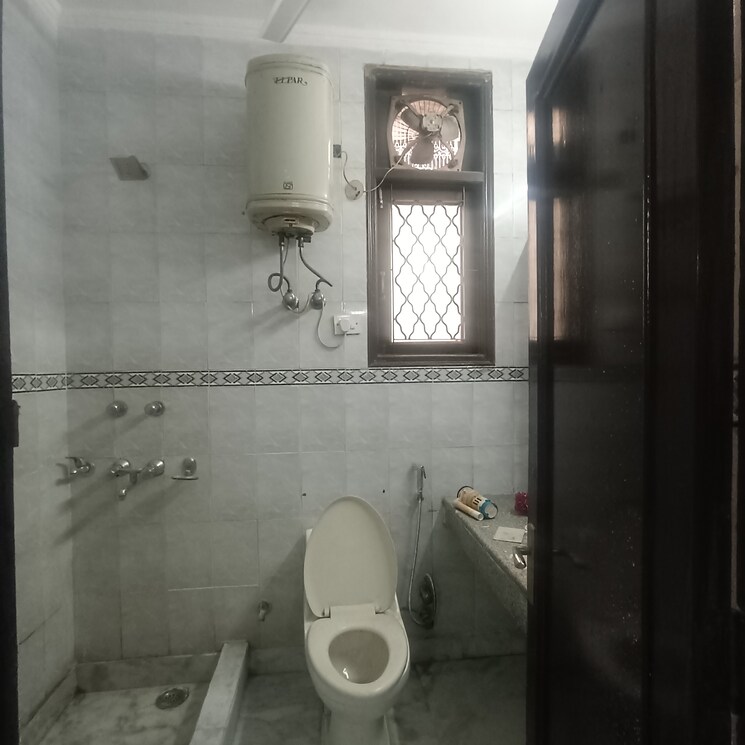 Bathroom, nehru enclave 3.5 Bedroom 1800 Sq.Ft. Builder Floor In Nehru Enclave Delhi 9742738