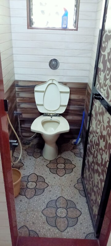 Bathroom in 1.5 BHK Apartment at Suyash Shopping Centre, Goregaon East – for Rent