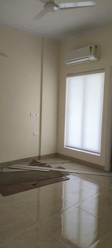 Room in 3 BHK Apartment at Shree Vardhman Victoria, Sector 70 – for Sale