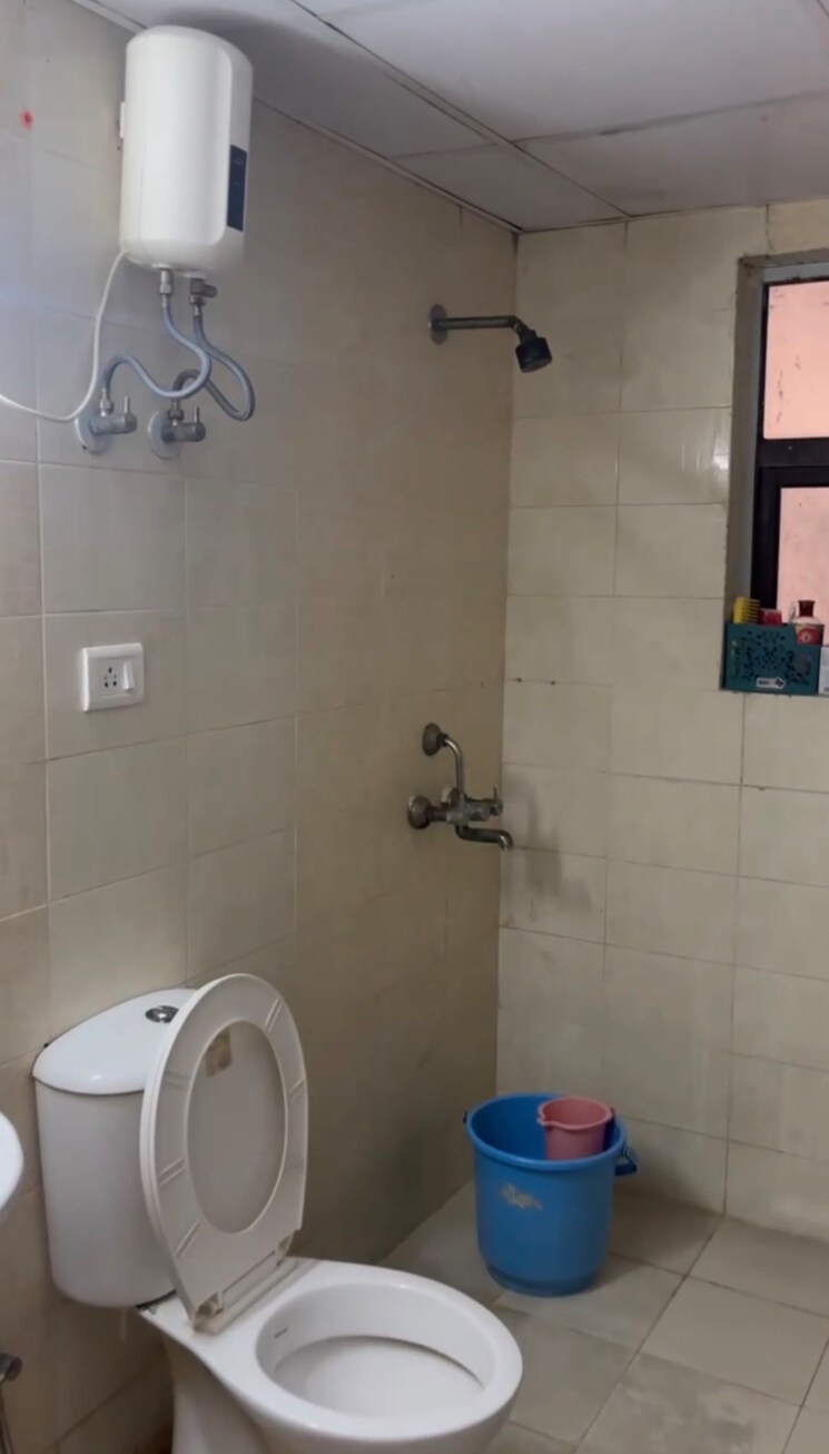 Bathroom, logix-blossom-county 2.5 Bedroom 1202 Sq.Ft. Apartment In Sector 137 Noida 9742822
