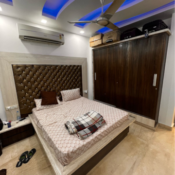 Bedroom in 6+ BHK Builder Floor at Pitampura – for Sale
