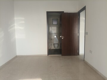 Room in 3 BHK Apartment at Lokhandwala Infrastructure Minerva, Mahalaxmi – for Rent