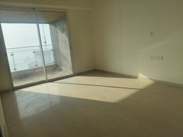 Room in 3 BHK Apartment at Lokhandwala Infrastructure Minerva, Mahalaxmi – for Rent