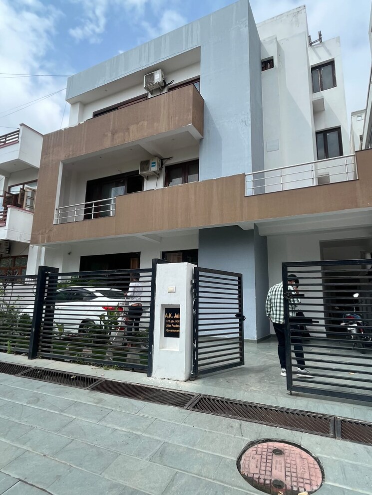 Room, gomti nagar Pg For Boys & Girls In Gomti Nagar 9742932