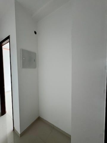 Room in 4 BHK Apartment at Kalpataru Immensa, Kolshet Road – for Sale