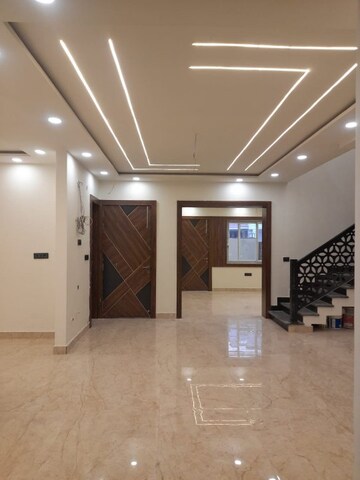 Room in 4 BHK Independent House at Gomti Nagar – for Sale