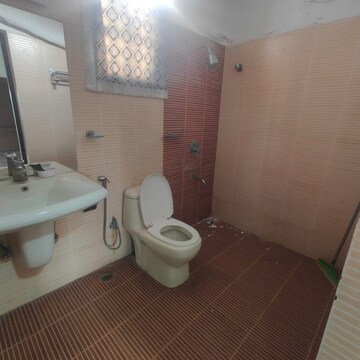 Bathroom in 4 BHK Apartment at The Embassy, Cunningham Road – for Rent