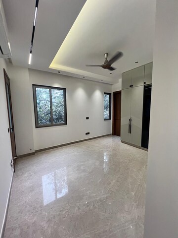 Room in 4 BHK Builder Floor at Safdarjung Enclave – for Rent