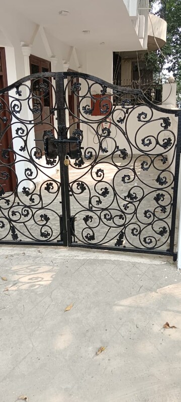 Parking in 5 BHK Independent House at Sector 41 – for Rent