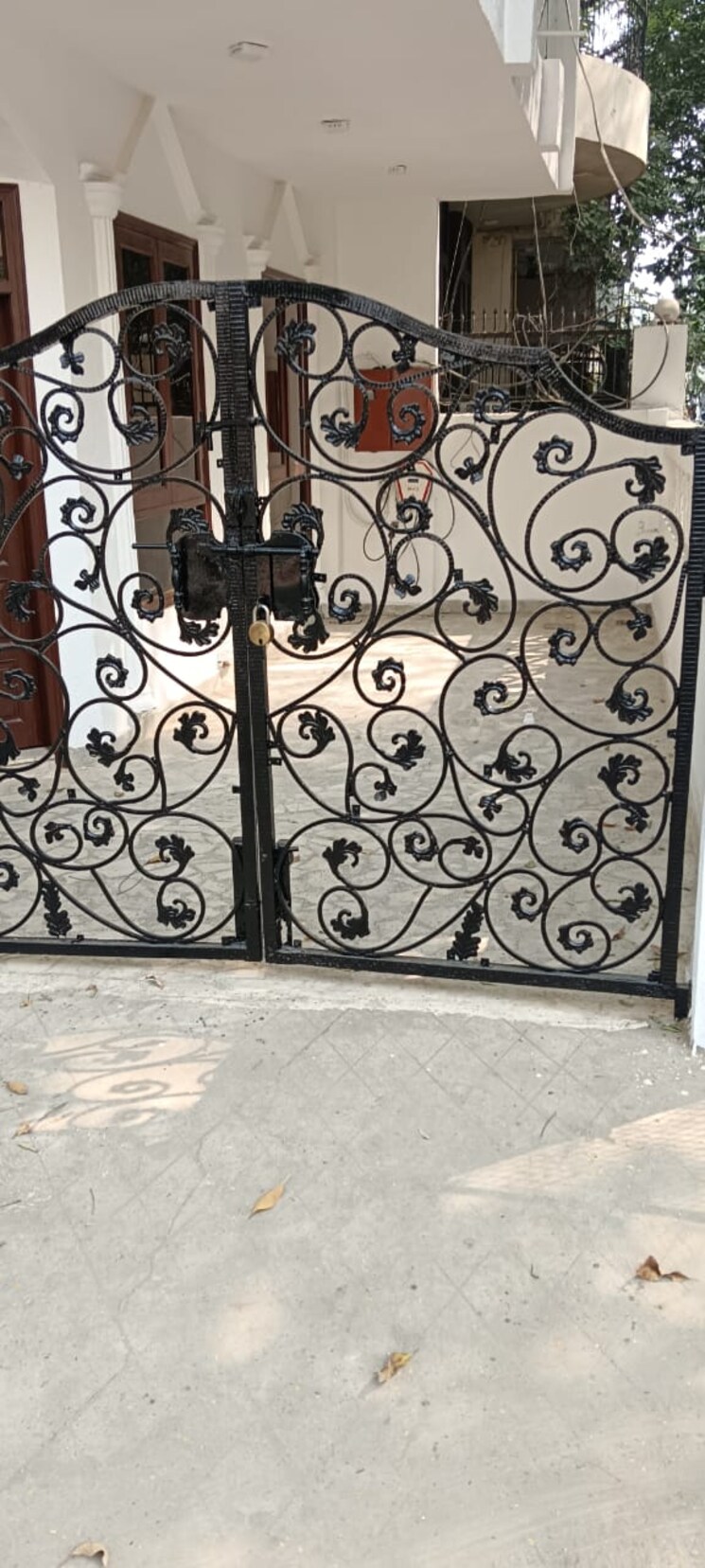  Parking, sector 41 5 Bedroom 162 Sq.Mt. Independent House In Sector 41 Noida 9743403