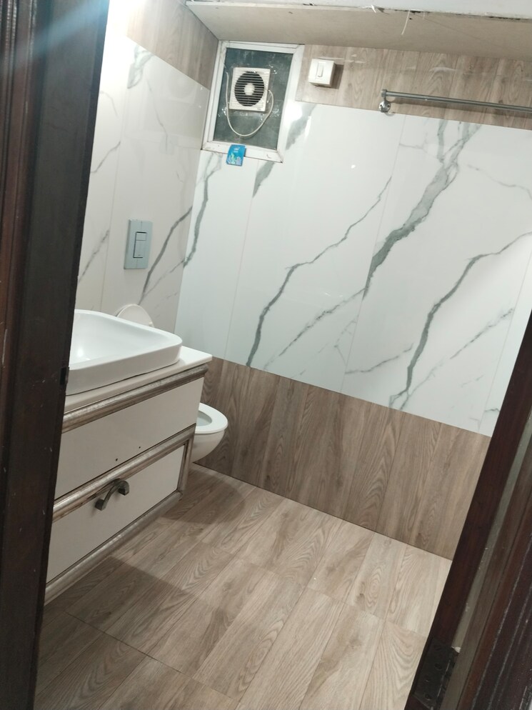 Bathroom, sushant-lok-2 3 Bedroom 1500 Sq.Ft. Builder Floor In Sector 57 Gurgaon 9743730