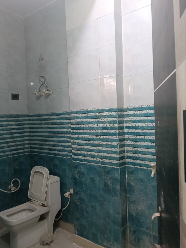 Bathroom, rajendra nagar sector 2 4 Bedroom 170 Sq.Yd. Builder Floor In Rajendra Nagar Sector 2 Ghaziabad 9743767