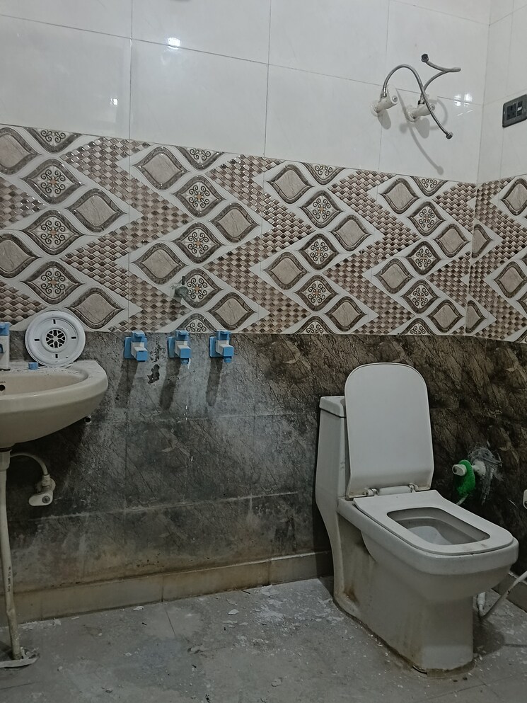 Bathroom, rajendra nagar sector 2 4 Bedroom 170 Sq.Yd. Builder Floor In Rajendra Nagar Sector 2 Ghaziabad 9743767