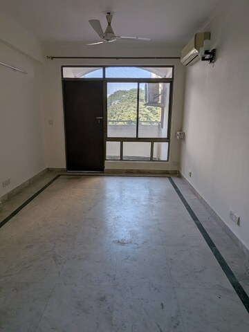 Room in 3 BHK Apartment at JMD Gardens, Sector 33 – for Sale