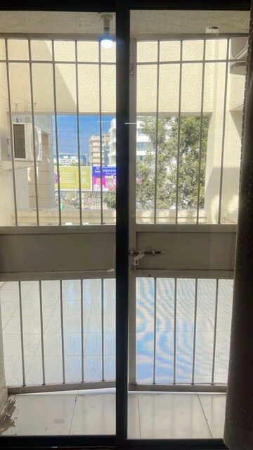 Room in 2 BHK Apartment at Lunkad Goldcoast, Viman Nagar – for Rent