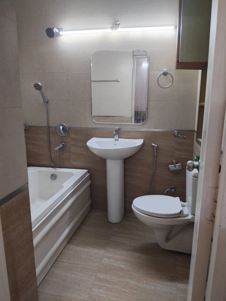 Bathroom, malibu-shopping-arcade 3 Bedroom 290 Sq.Yd. Apartment In South City 2 Gurgaon 9743932