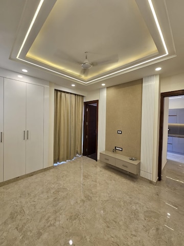 Room in 4 BHK Builder Floor at Unitech Deerwood Chase, Nirvana Country – for Sale