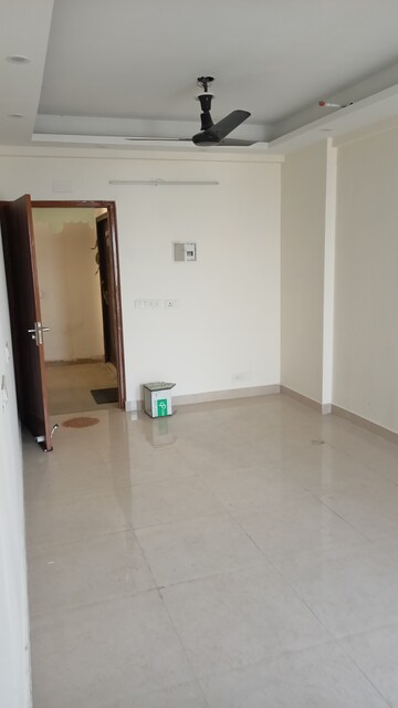 Room in 2 BHK Apartment at Signature Global Prime, Sector 63a – for Rent