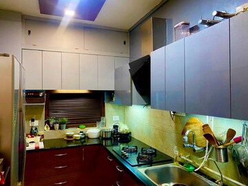 Furnished Amenities in 3 BHK Apartment at Parsvnath Planet, Gomti Nagar – for Rent