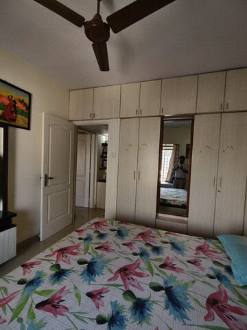 Bedroom in 2 BHK Apartment at Swapnalok Towers, Malad East – for Rent