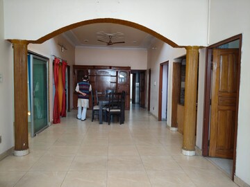 Room in 3 BHK Apartment at Gomti Nagar – for Rent