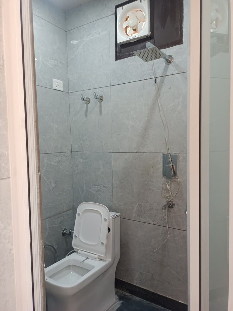 Bathroom, baba colony 3 Bedroom 1035 Sq.Ft. Builder Floor In Baba Colony Delhi 9744286