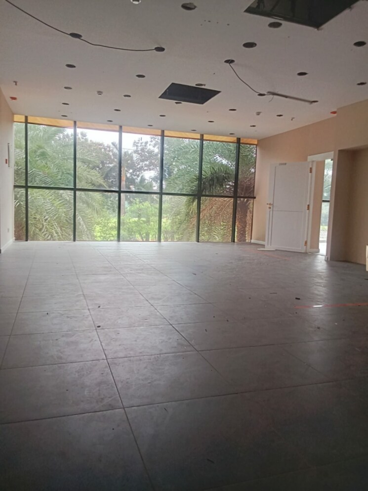 Room, shiv-plaza-kandivali-west Commercial Showroom 5968 Sq.Ft. In Kandivali West Mumbai 9744351