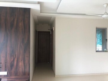 Room in 2 BHK Apartment at Kalpataru The Sunrise, Kolshet Road – for Rent