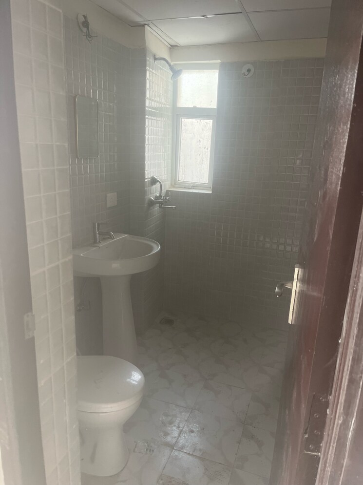 Bathroom, amrapali-centurian-park 3 Bedroom 1145 Sq.Ft. Apartment In Amrapali Dream Valley Greater Noida 9745001