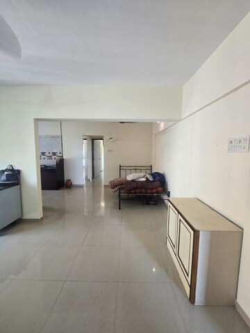 Room in 5 BHK Apartment at Kalpataru Avana, Parel – for Sale