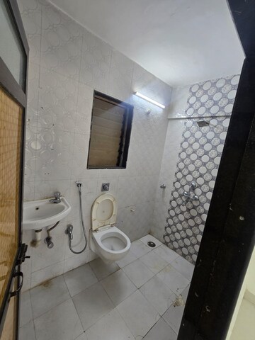 Bathroom in 5 BHK Apartment at Kalpataru Avana, Parel – for Sale
