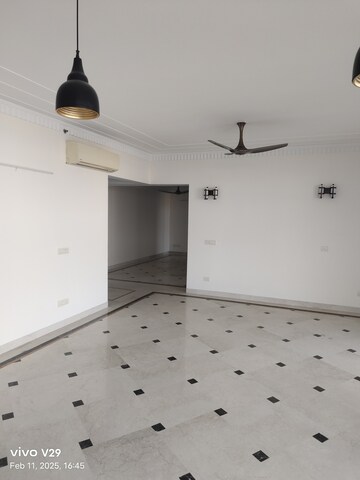 Team Area in 5 BHK Apartment at Unitech The World Spa, Sector 30 – for Rent