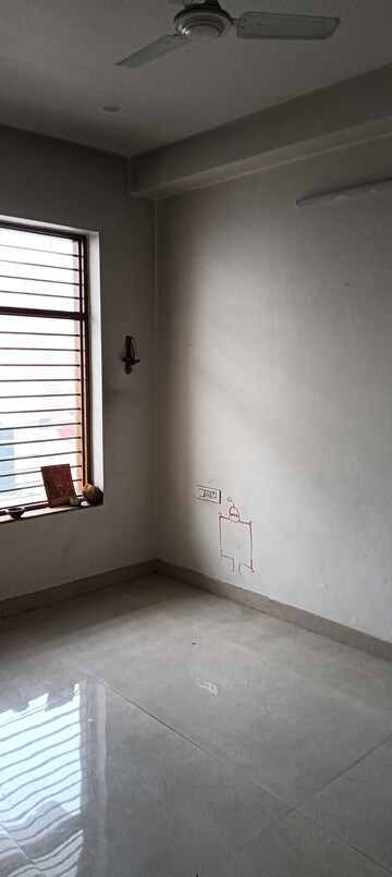 Room in 3 BHK Builder Floor at Sector 21d – for Rent