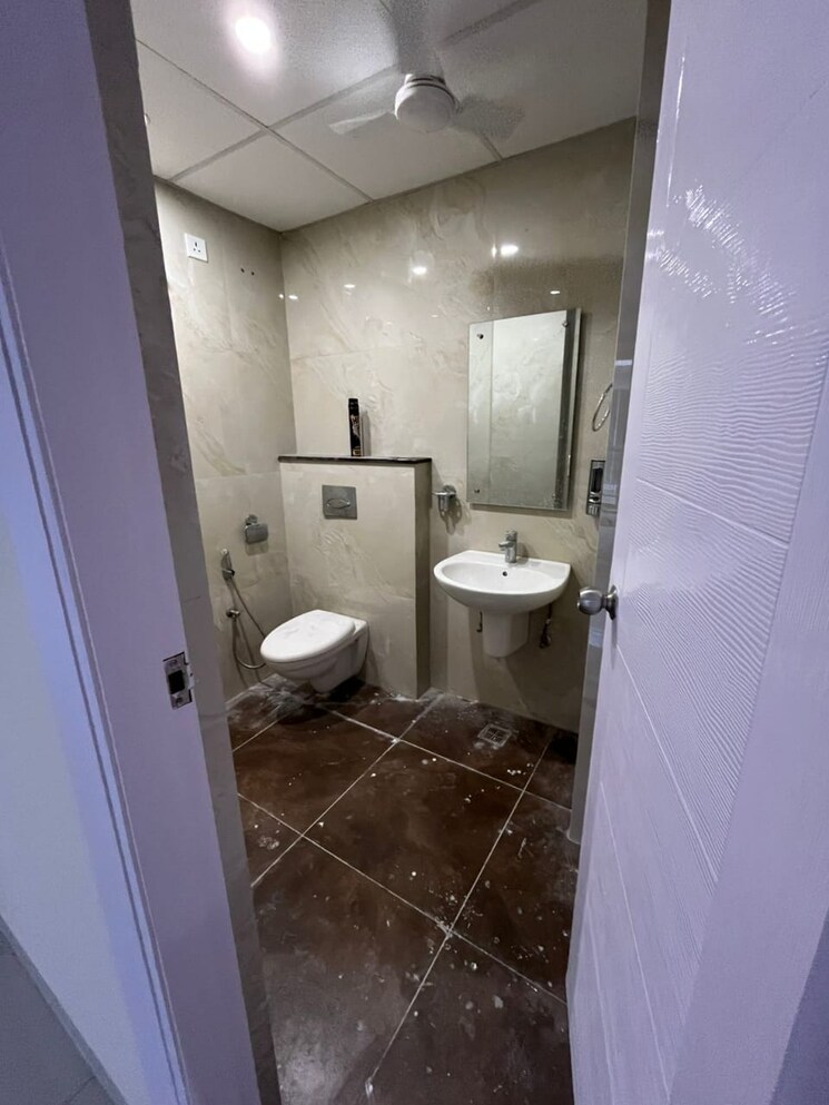 Bathroom, skylar-homes 3 Bedroom 2100 Sq.Ft. Apartment In Patiala Road Zirakpur 9746303