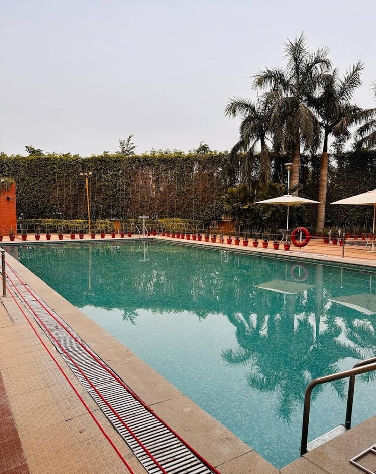 Swimming Pool, nirvana country 3 Bedroom 500 Sq.Yd. Villa In Nirvana Country Gurgaon 9746590