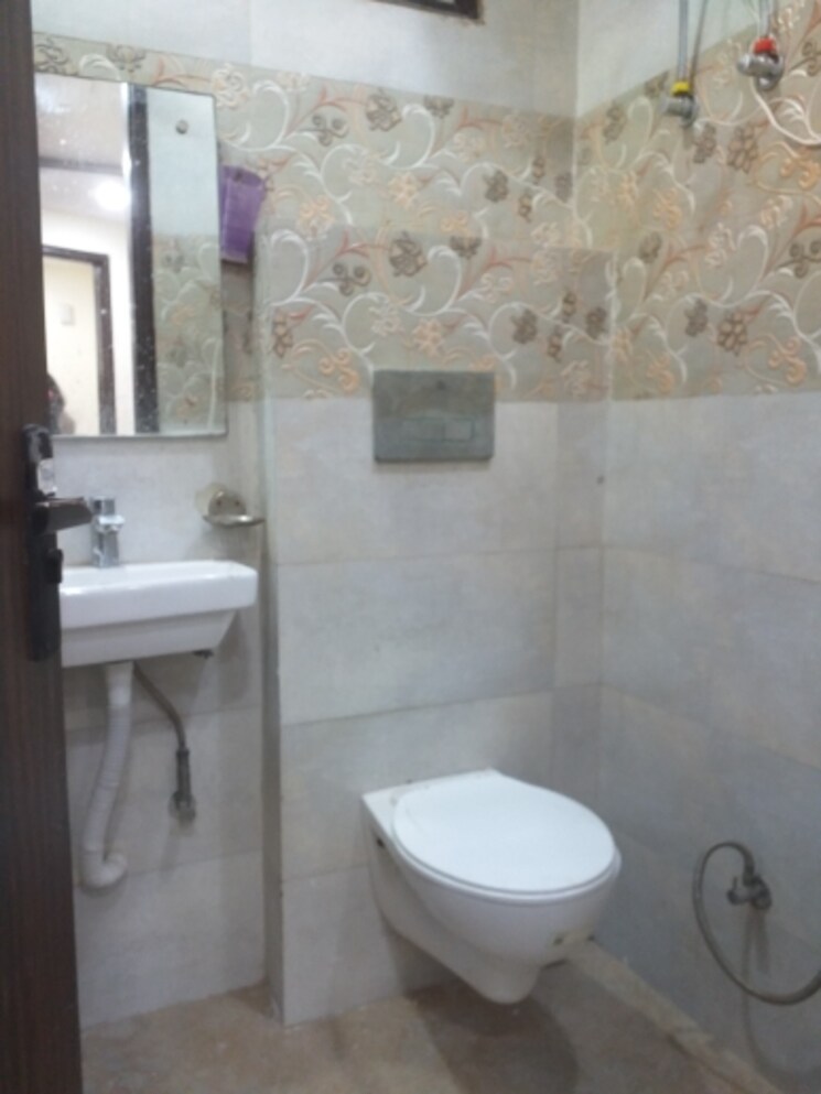 Bathroom, new rajinder nagar 3 Bedroom 1180 Sq.Ft. Builder Floor In New Rajinder Nagar Delhi 9747030