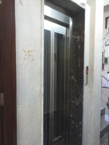 Lift in 3 BHK Builder Floor at New Rajinder Nagar – for Rent