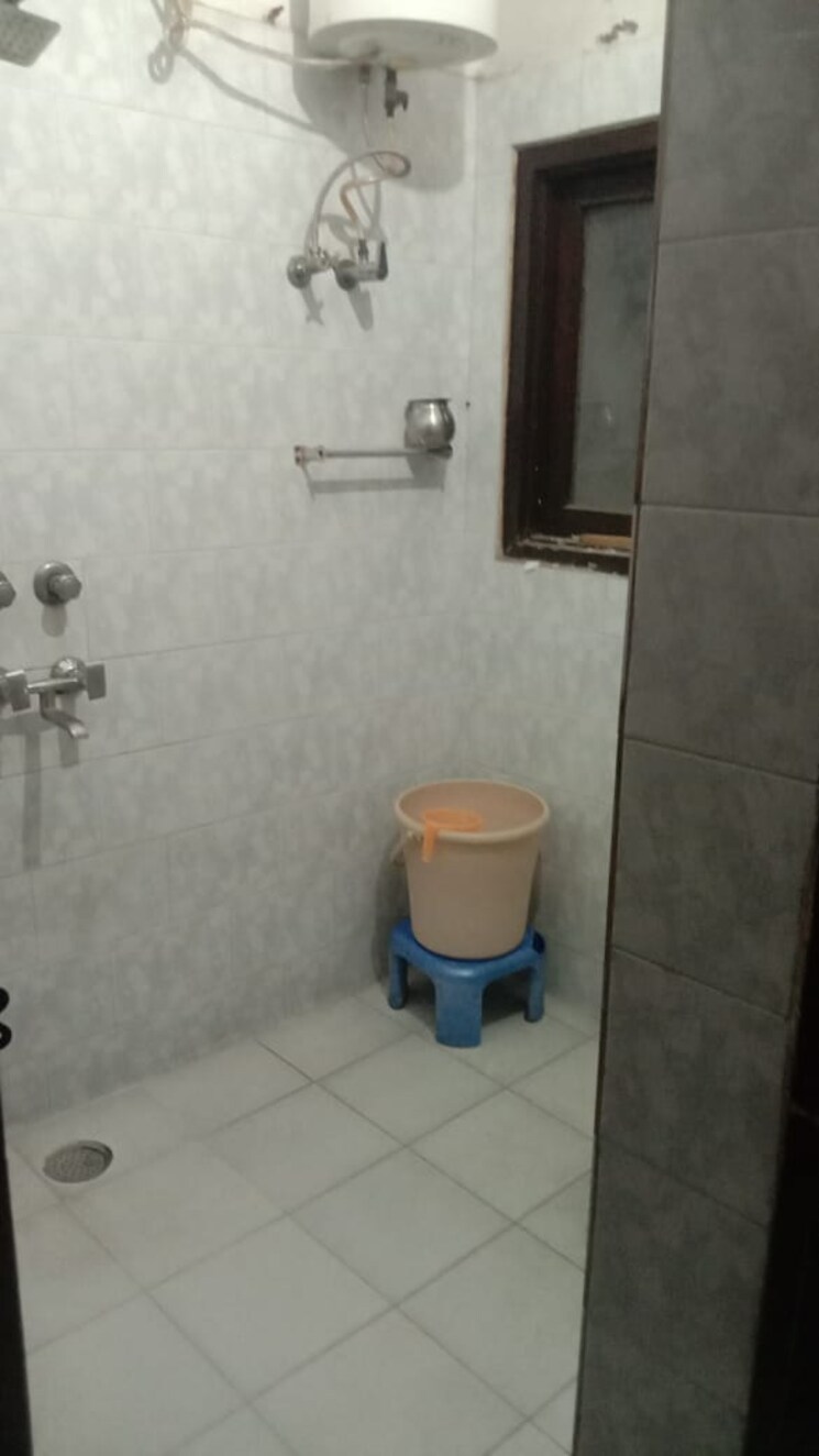 Bathroom, kavi nagar block b 3 Bedroom 200 Sq.Yd. Builder Floor In Kavi Nagar Block B Ghaziabad 9747026